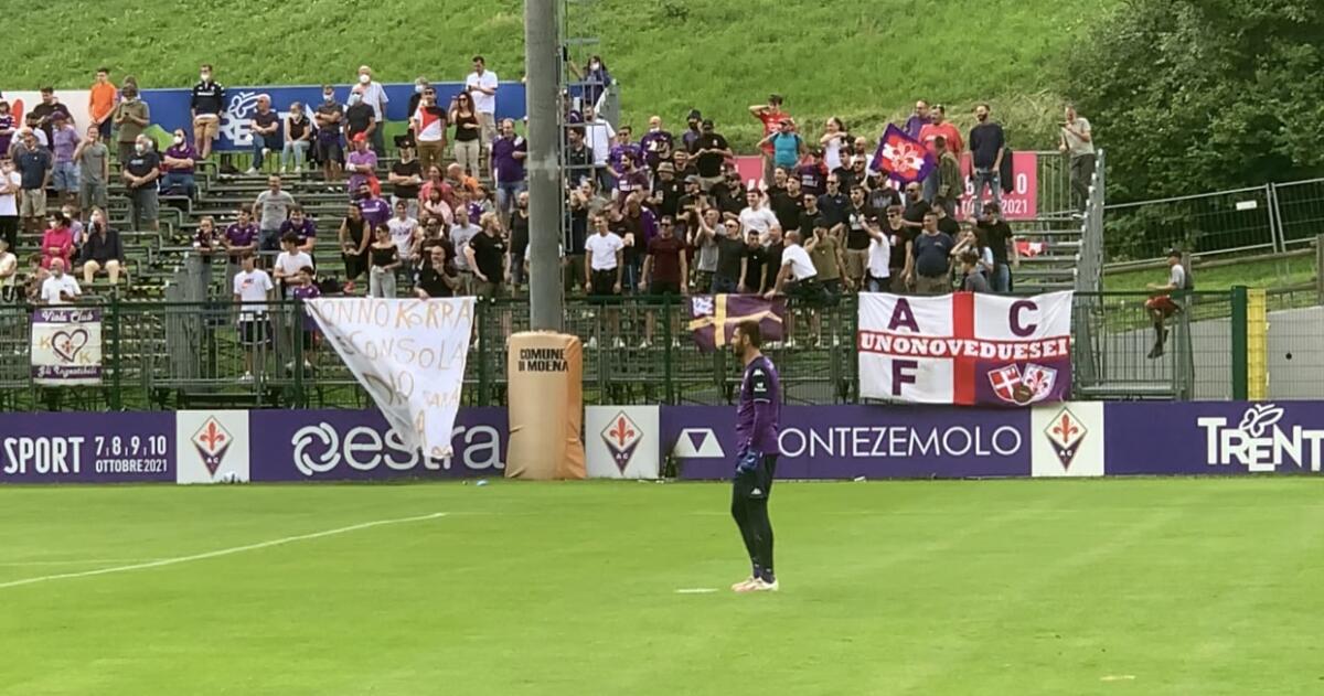 Moena 2021, i tifosi viola incitano la Fiorentina e si alza il coro "Chi non salta è bianconero" - 