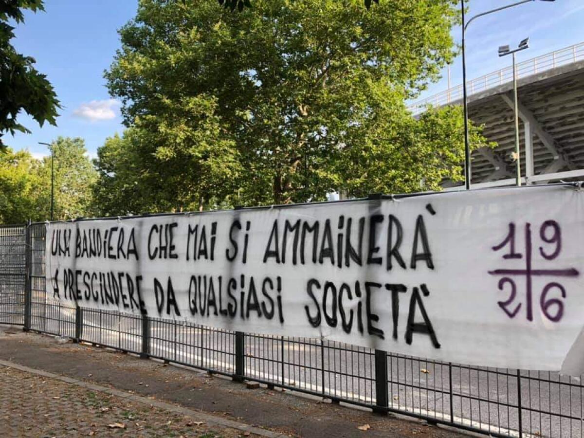 Striscione Fuori dal Coro per Antognoni: "Barone e Pradè sveglia!" - 