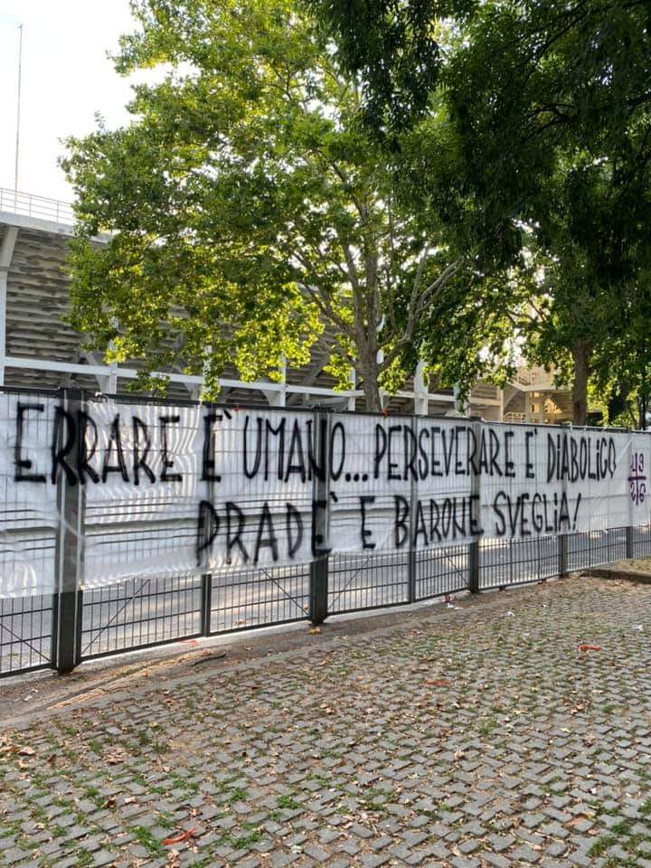 Striscione Fuori dal Coro per Antognoni: "Barone e Pradè sveglia!"