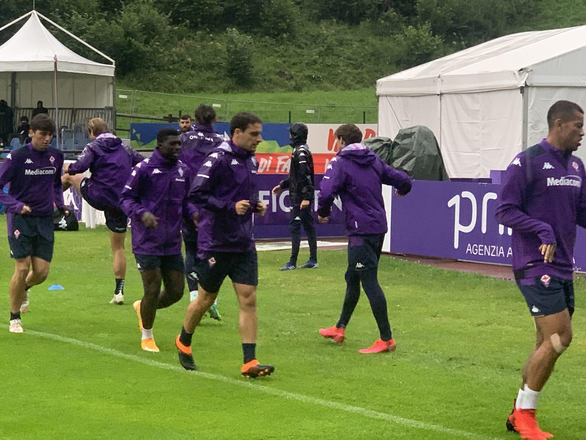 Moena 2021, la Fiorentina si allena sotto la pioggia. Si fermano Bonaventura e Maleh