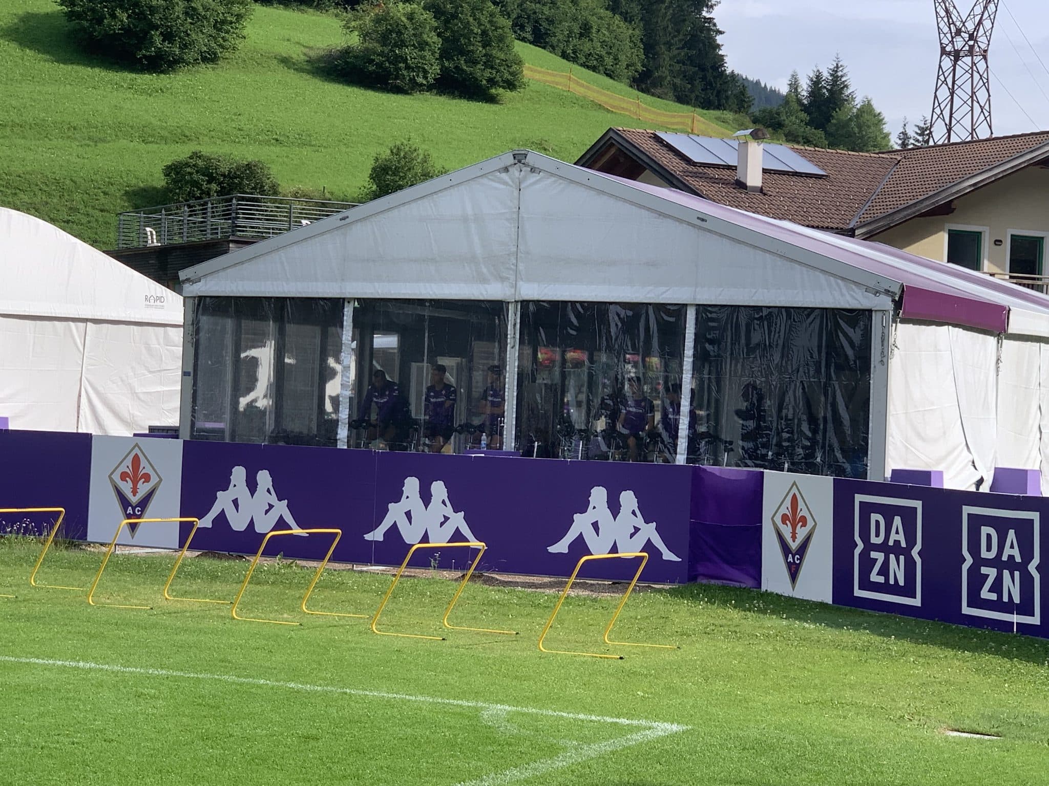 Moena 2021, Fiorentina in campo per l'allenamento mattutino: assente Callejon