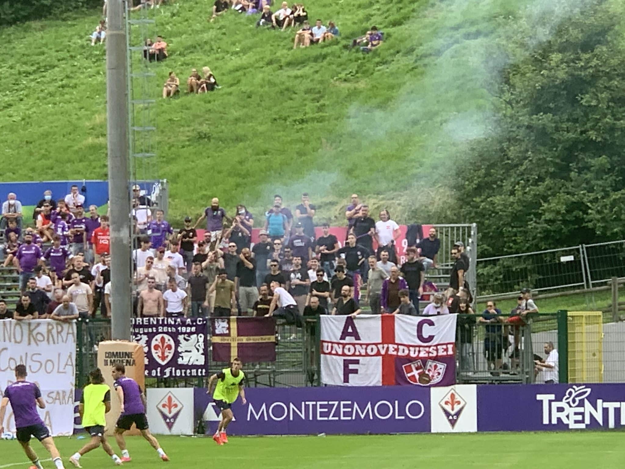 Moena, il coro dei tifosi viola per Astori "Un capitano c'è solo un capitano". E i giocatori si fermano per applaudire
