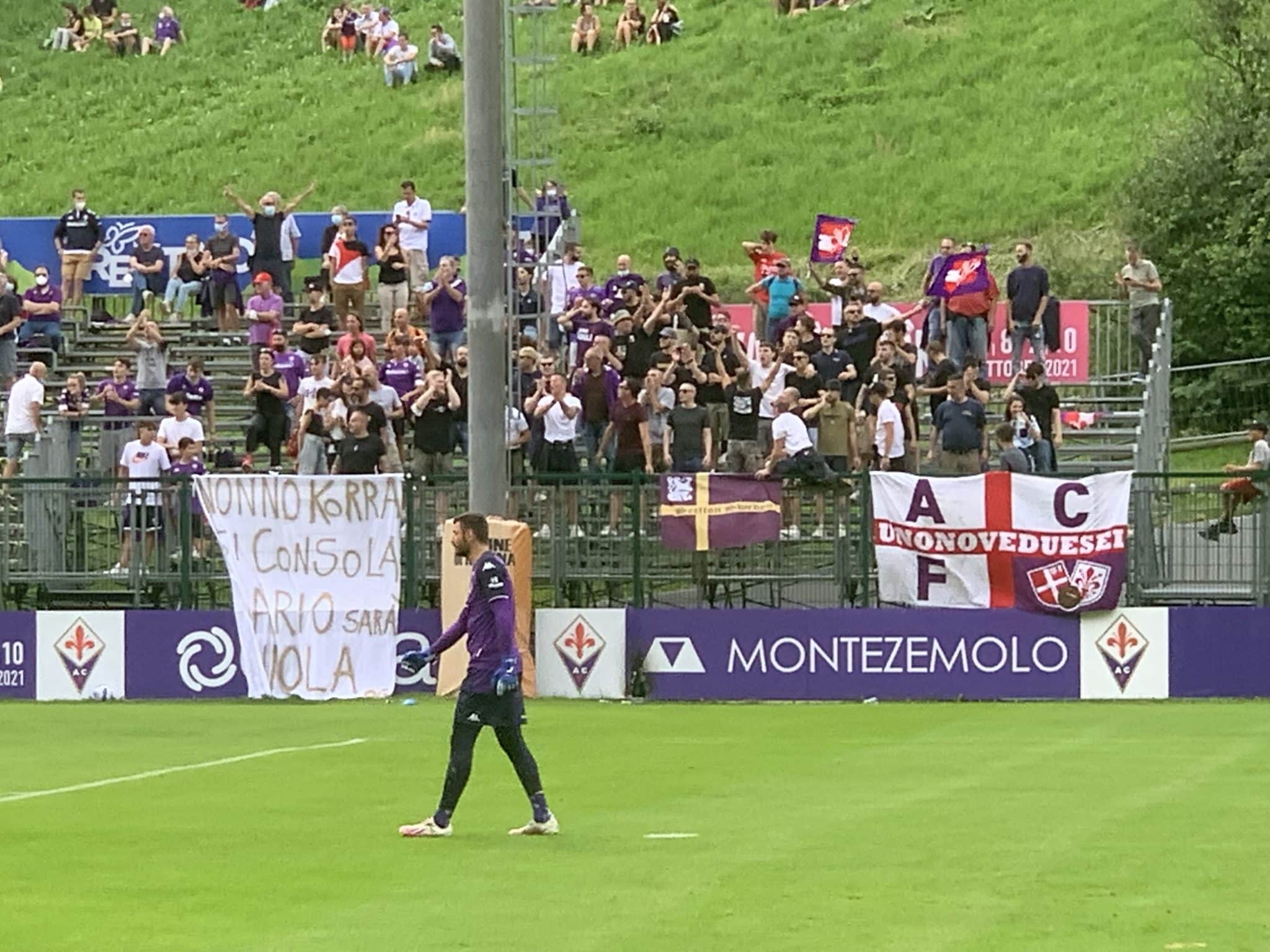 Moena 2021, i tifosi viola incitano la Fiorentina e si alza il coro "Chi non salta è bianconero"