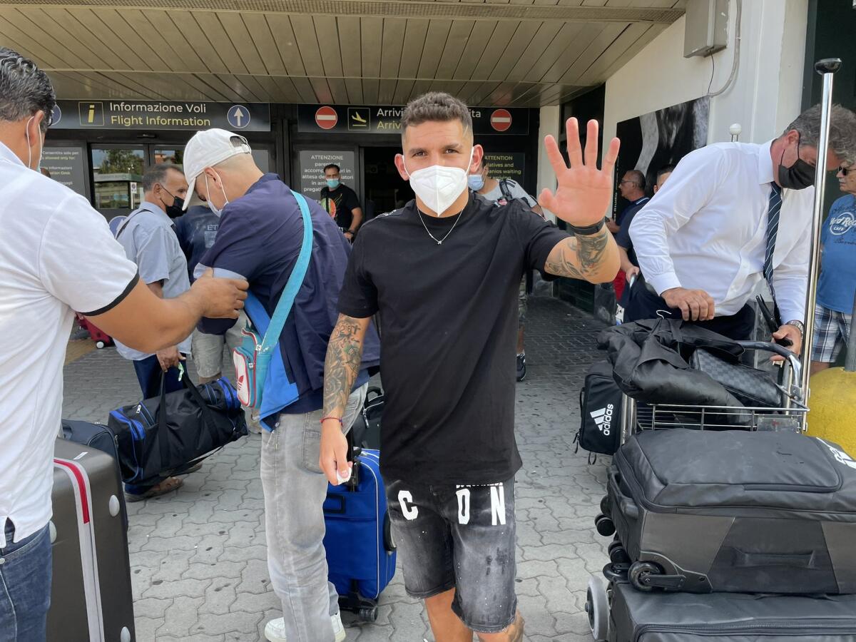 Torreira è atterrato, adesso a Firenze per la firma sul contratto e le visite mediche - Foto Sara Meini via Twitter