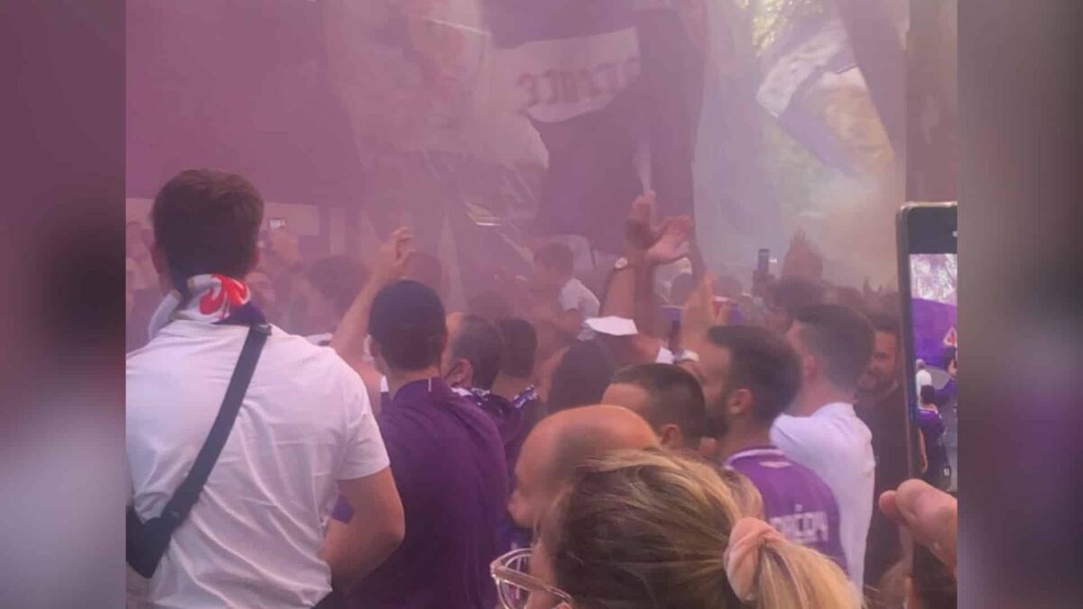 (VIDEO): l’arrivo del pullman della Fiorentina bloccato dai tifosi è da brividi - 