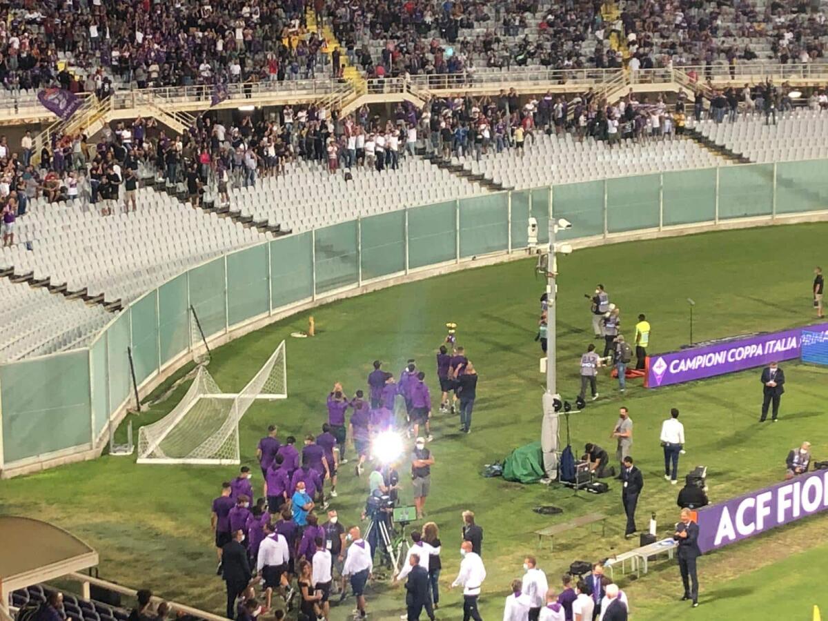 (FOTO): i ragazzi della Primavera alzano al cielo la Coppa Italia sotto la Curva Fiesole - 