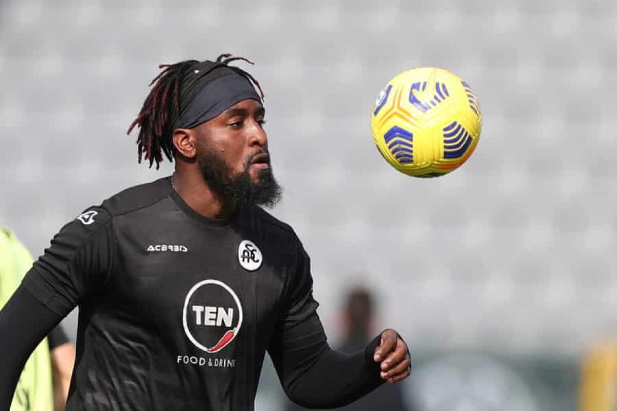 TMW, Fiorentina sulle tracce di Nzola dello Spezia, contatti anche per Leo Sena, lo chiede Italiano - LA SPEZIA, ITALY - MARCH 06: Mbal Nzola of Spezia Calcio in action during warm up during the Serie A match between Spezia Calcio and Benevento Calcio at Stadio Alberto Picco on March 6, 2021 in La Spezia, Italy.  (Photo by Gabriele Maltinti/Getty Ima