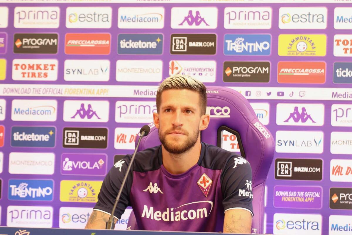 Longari annuncia: "Biraghi sarà il nuovo capitano della Fiorentina" - Moena, stadio Benatti, 29.07.2021, conferenza Biraghi, foto Lisa Grelloni. Copyright Labaroviola.com