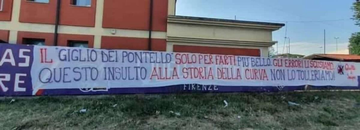 (FOTO): “No al giglio dei Pontello” così i tifosi della Fiorentina sulla scelta per la nuova maglia - 