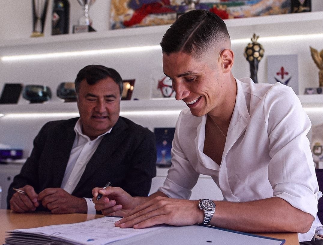 Milenkovic rinnova con la Fiorentina fino al 2023. Annuncio ufficiale e foto con Joe Barone e Pradè