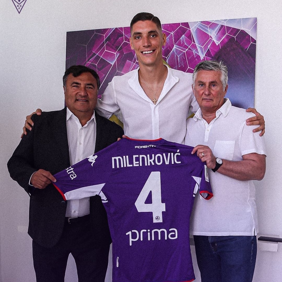 Milenkovic rinnova con la Fiorentina fino al 2023. Annuncio ufficiale e foto con Joe Barone e Pradè