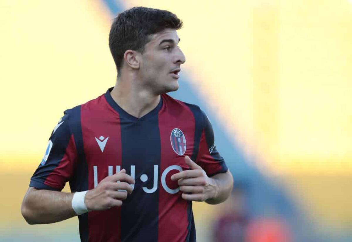 Retroscena Orsolini, la Fiorentina aveva offerto 12 milioni. Saltato per colpa di Tomiyasu - PARMA, ITALY - JULY 12:  Riccardo Orsolini of Bologna FC looks on during the Serie A match between Parma Calcio and Bologna FC at Stadio Ennio Tardini on July 12, 2020 in Parma, Italy.  (Photo by Emilio Andreoli/Getty Images)