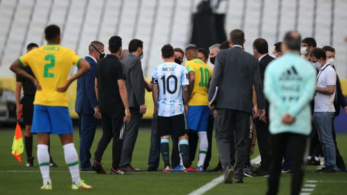 Polizia in campo sospende Argentina-Brasile, giocatori Premier hanno violato regole Covid - 
