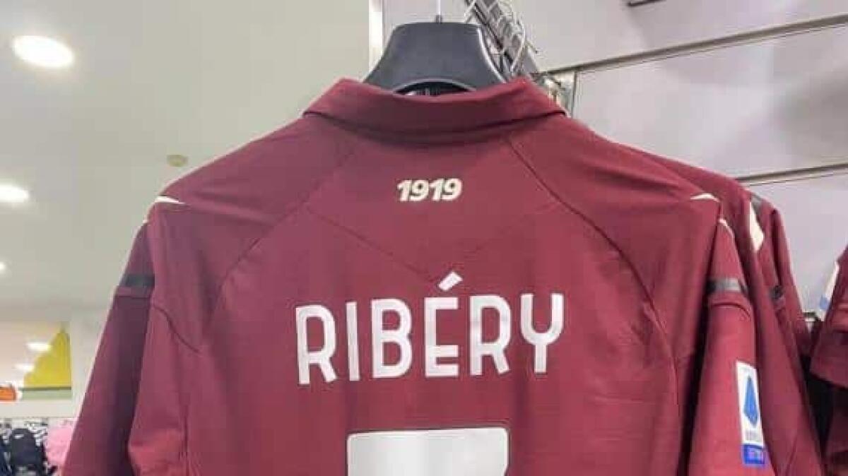 La maglia di Ribery già in vendita, ma è quella contraffatta e la Salernitana si arrabbia. La nota - Foto Tuttomercatoweb