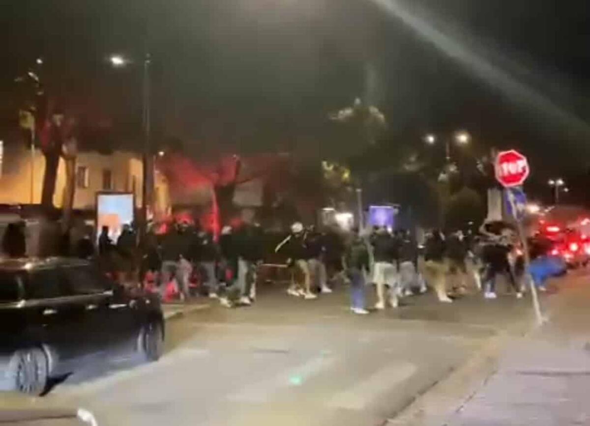Video, scontri a Firenze dopo Fiorentina-Inter tra tifosi viola e quelli nerazzurri in piazza Alberti - Gli scontri dopo Fiorentina-Inter tra i tifosi viola e quelli interisti in piazza Alberti a Firenze