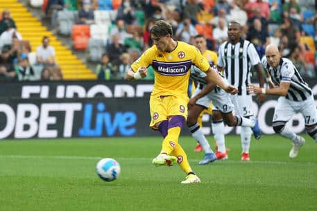 Fiorentinas Dusan Vlahovic scores on penalty during the Italian Serie A soccer match Udinese Calcio vs ACF Fiorentina at the Friuli - Dacia Arena stadium in Udine, Italy, 26 September 2021. ANSA/GABRIELE MENIS
