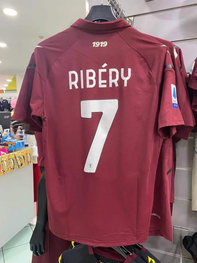 La maglia di Ribery già in vendita, ma è quella contraffatta e la Salernitana si arrabbia. La nota