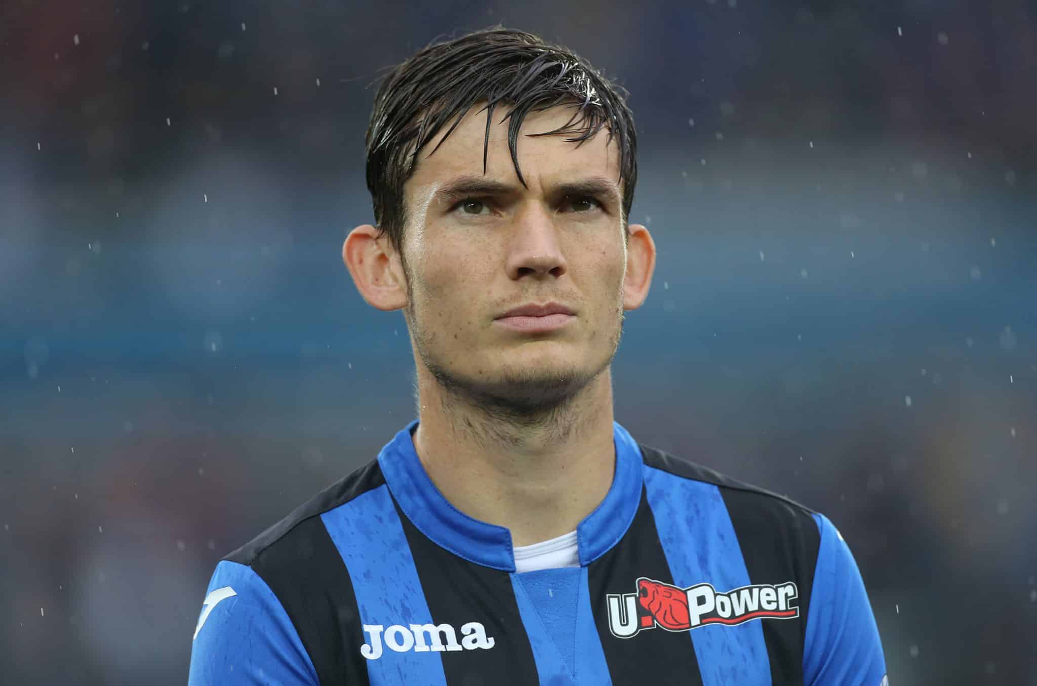 "Regalo 3 maglie firmate se venite all'Atalanta Store" ma da De Roon non si presenta nessuno
