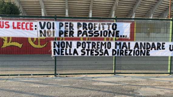 Per Corvino le cose non vanno bene neanche a Lecce, i tifosi: "Mai nella stessa direzione"