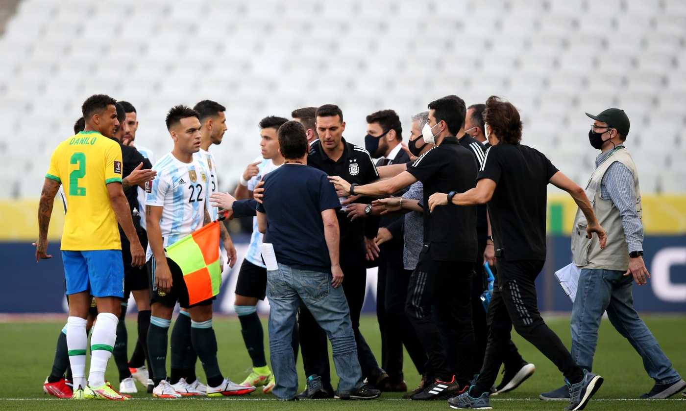 Polizia in campo sospende Argentina-Brasile, giocatori Premier hanno violato regole Covid