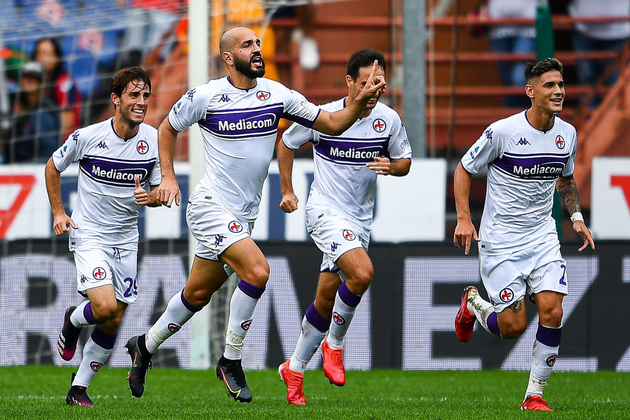Video, Fiorentina festa con i tifosi viola a Marassi, e Italiano prende per mano i giocatori