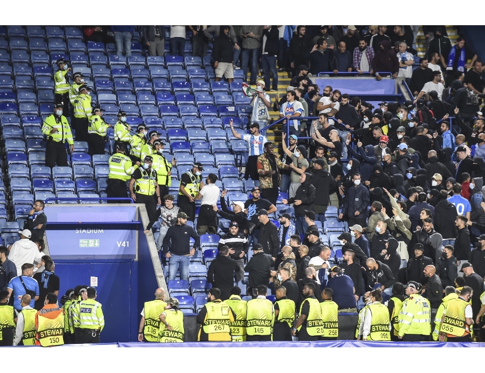 Tornano i tifosi allo stadio ma anche i primi disordini: 12 napoletani arrestati