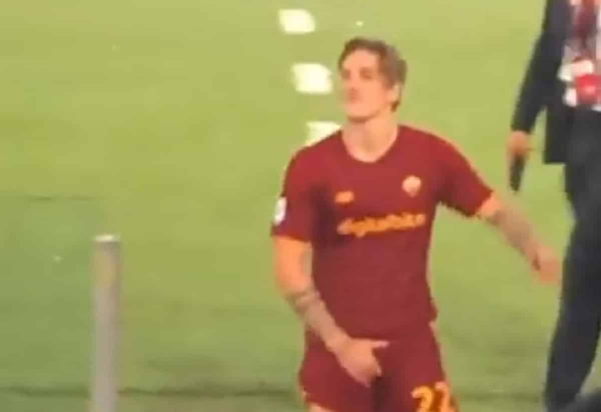 (FOTO) Zaniolo ci ricasca, gesto molto volgare ai tifosi della Lazio che lo insultano. Rischio squalifica