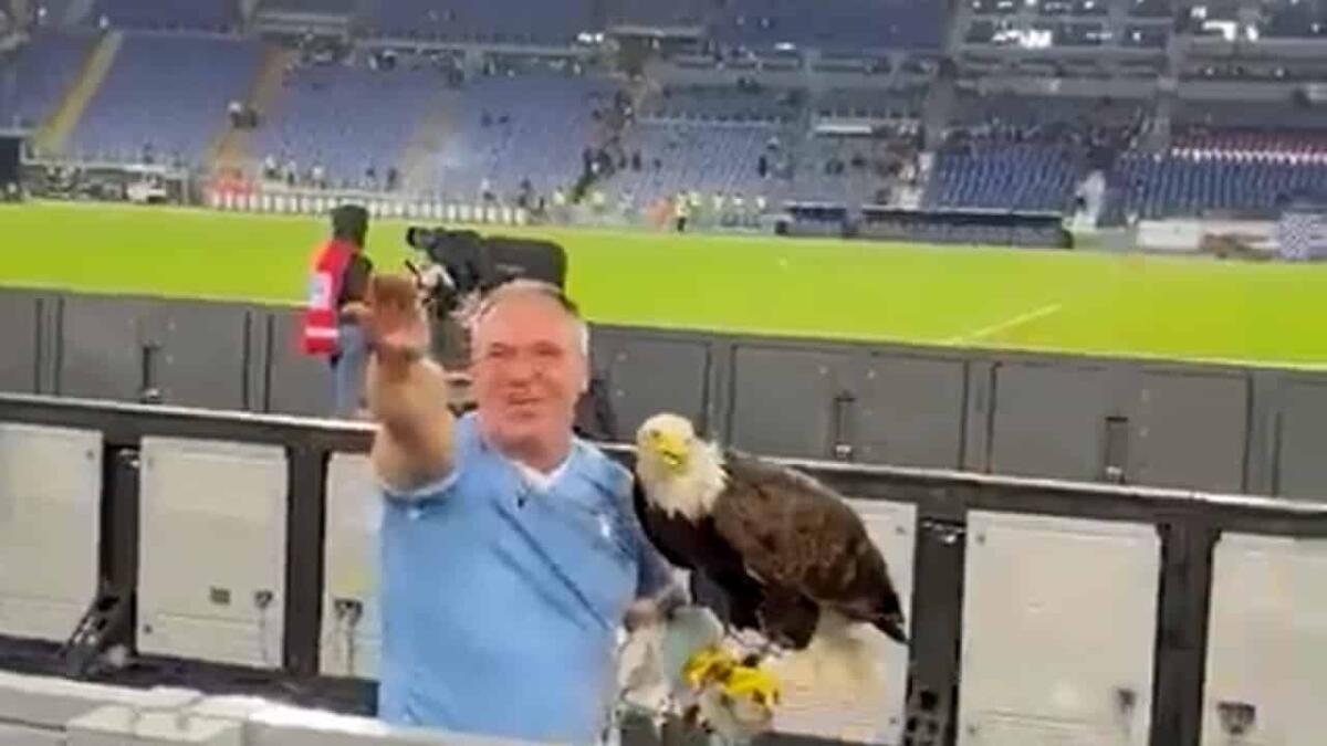 Il falconiere della Lazio fa il saluto fascista ai tifosi laziali allo stadio. Sospeso dal club di Lotito - 