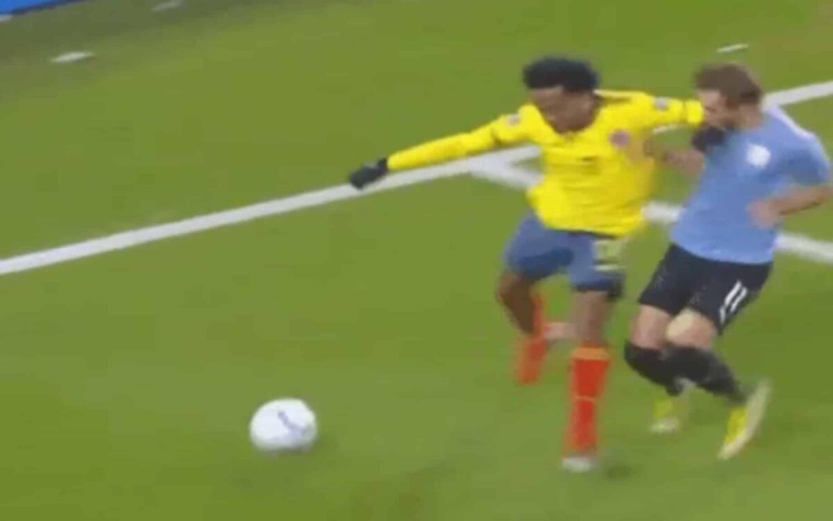 Che sceneggiata di Cuadrado, dà una gomitata poi simula un colpo per terra. Il video - 