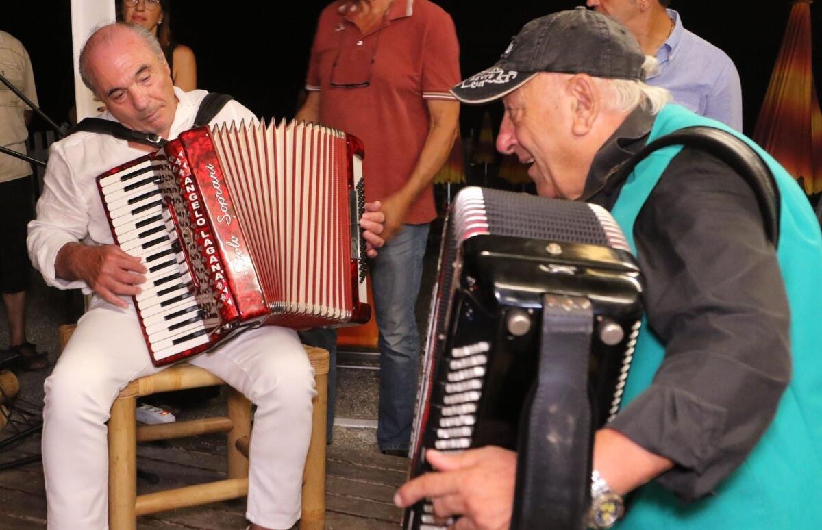 Commisso suona la fisarmonica al Viola Park per tutti gli operai, festa per loro. Il video - 