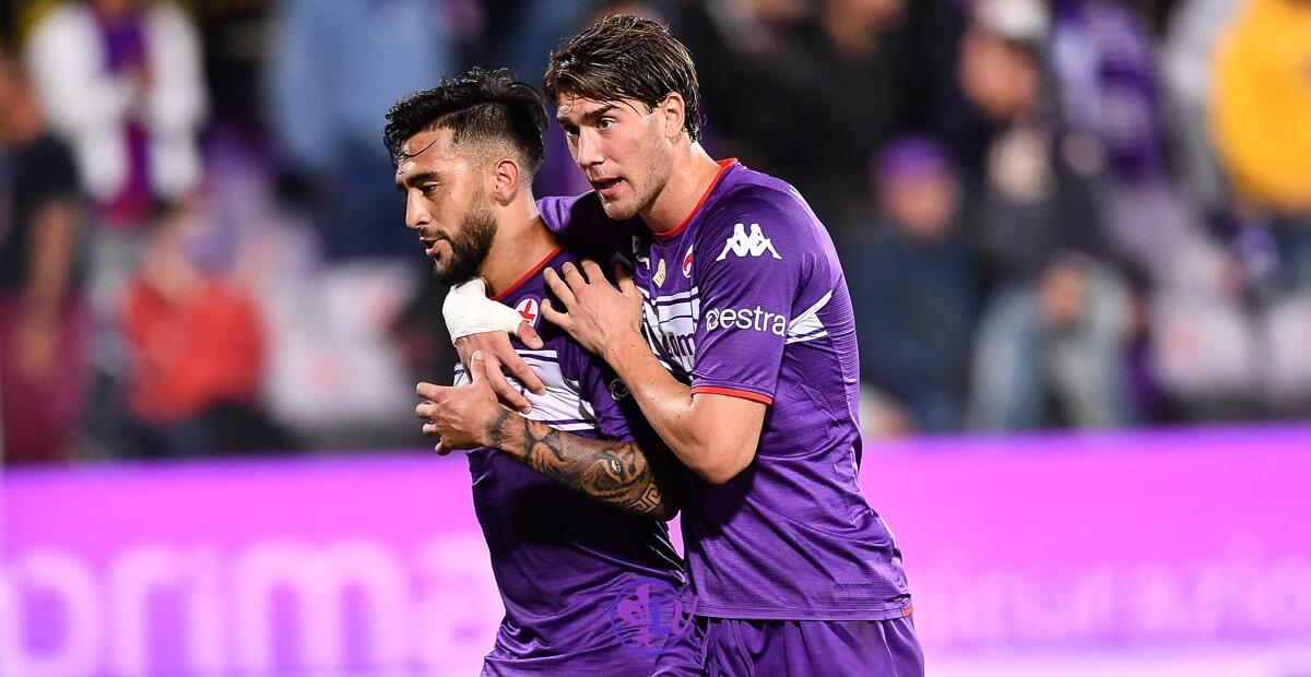 Repubblica, l’attacco viola pecca di concretezza: solo 3 le reti degli esterni  - Dusan Vlahovic consola Nico Gonzalez espulso Firenze, stadio A.Franchi, 21.09.2021, Fiorentina-Inter, foto Lisa Guglielmi. Copyright Labaroviola.com