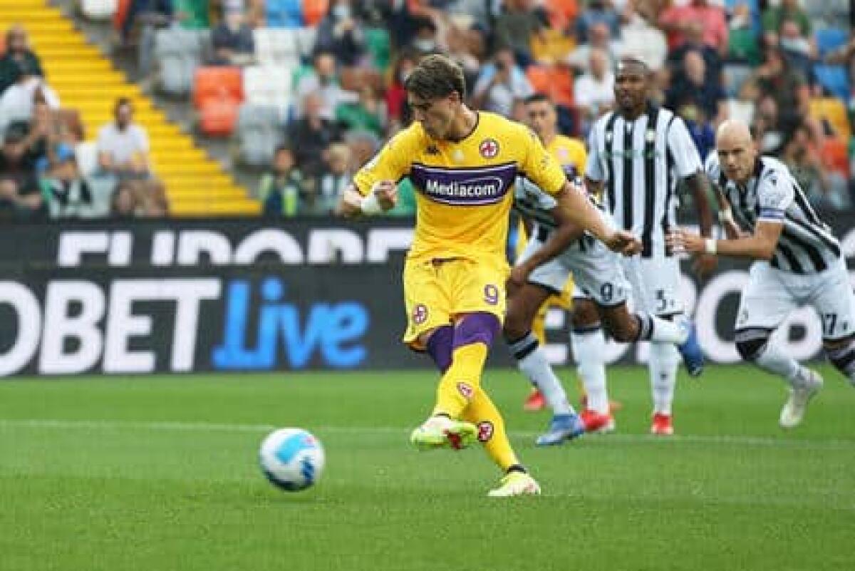 Corriere Fiorentino, Vlahovic, rischio contraccolpo psicologico: la telenovela continua - Fiorentinas Dusan Vlahovic scores on penalty during the Italian Serie A soccer match Udinese Calcio vs ACF Fiorentina at the Friuli - Dacia Arena stadium in Udine, Italy, 26 September 2021. ANSA/GABRIELE MENIS