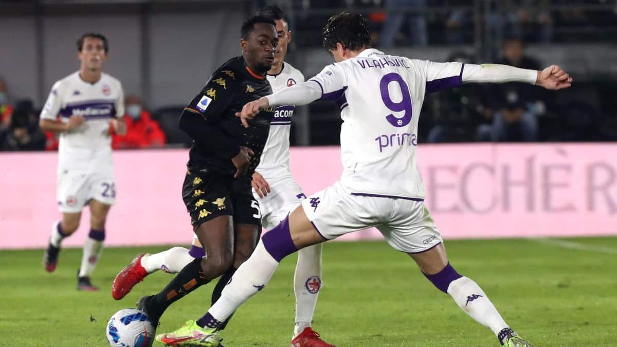 Gazzetta, Vlahovic, gara deludente: insulti da parte di un gruppo di tifosi viola a fine partita - 