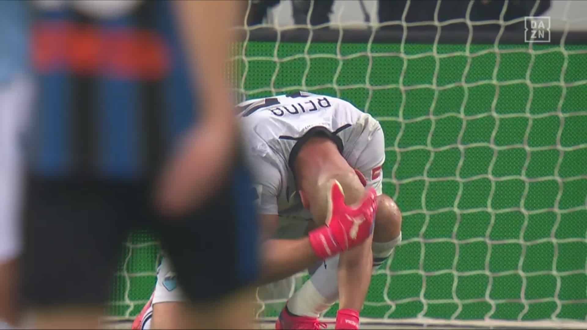 Vergogna a Bergamo, tifosi Atalanta dalla curva lanciano oggetti verso Reina, colpito da monetina
