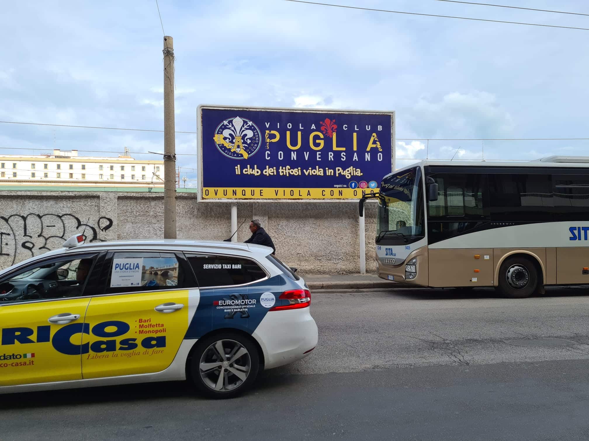 Il manifesto del Viola Club Conversano alla stazione di Bari