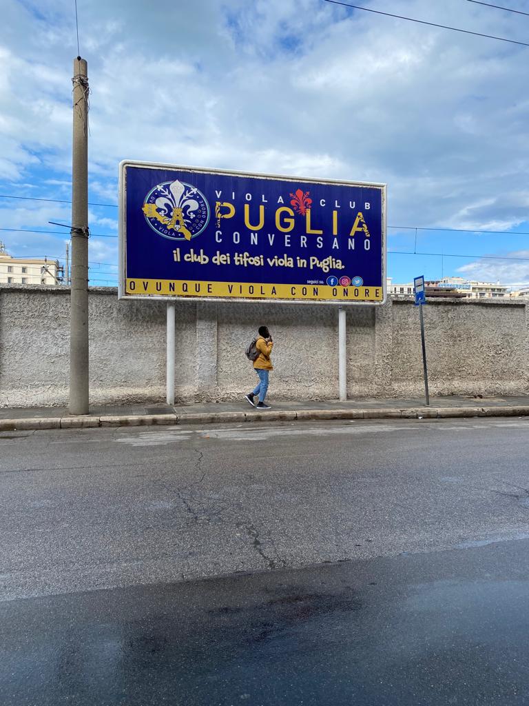 Il manifesto del Viola Club Conversano alla stazione di Bari