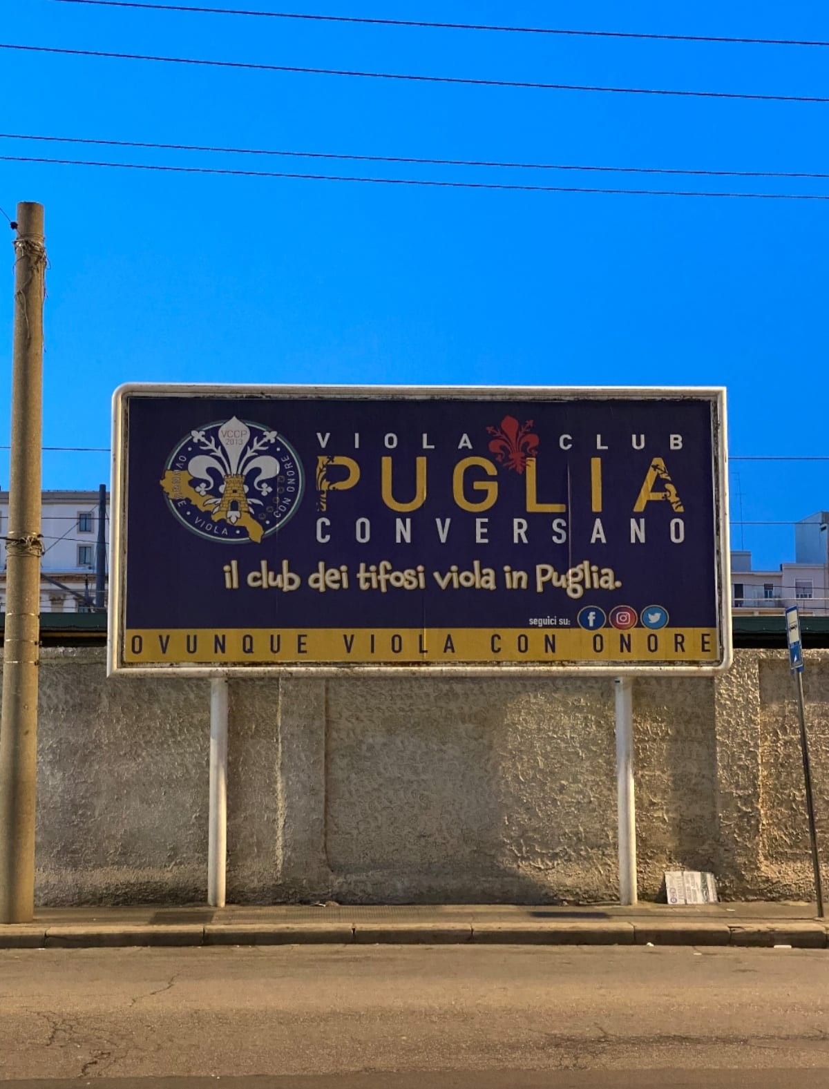 Il manifesto del Viola Club Conversano alla stazione di Bari