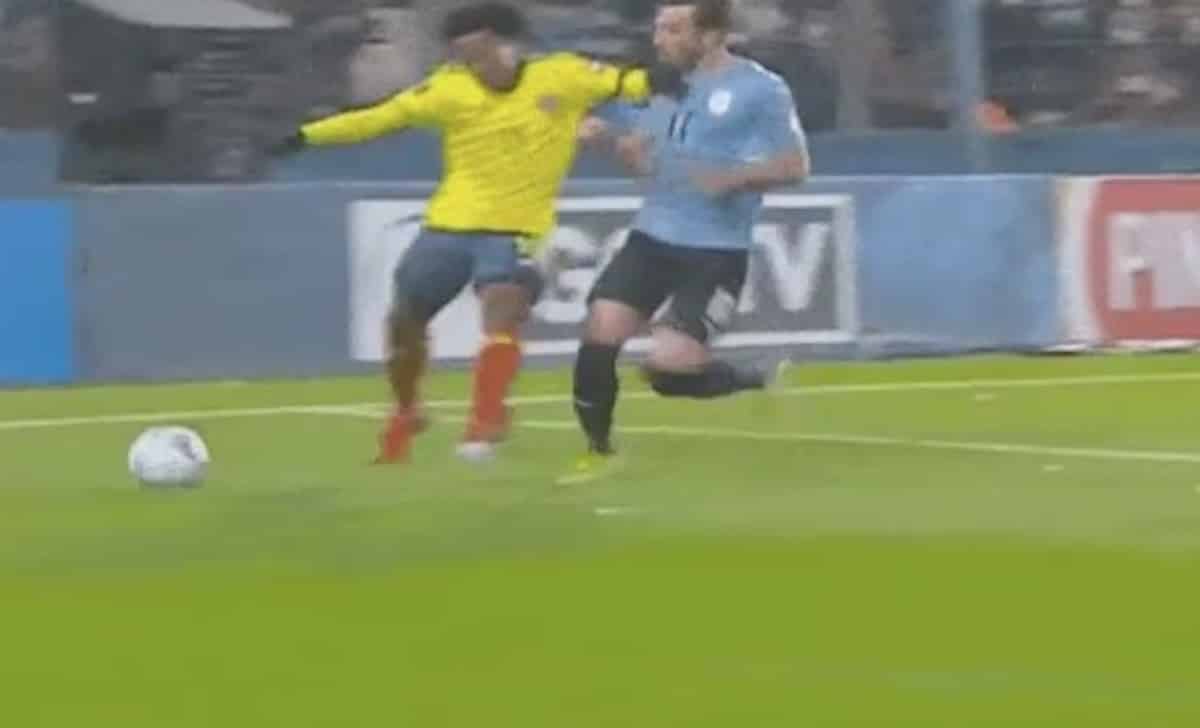 Che sceneggiata di Cuadrado, dà una gomitata poi simula un colpo per terra. Il video