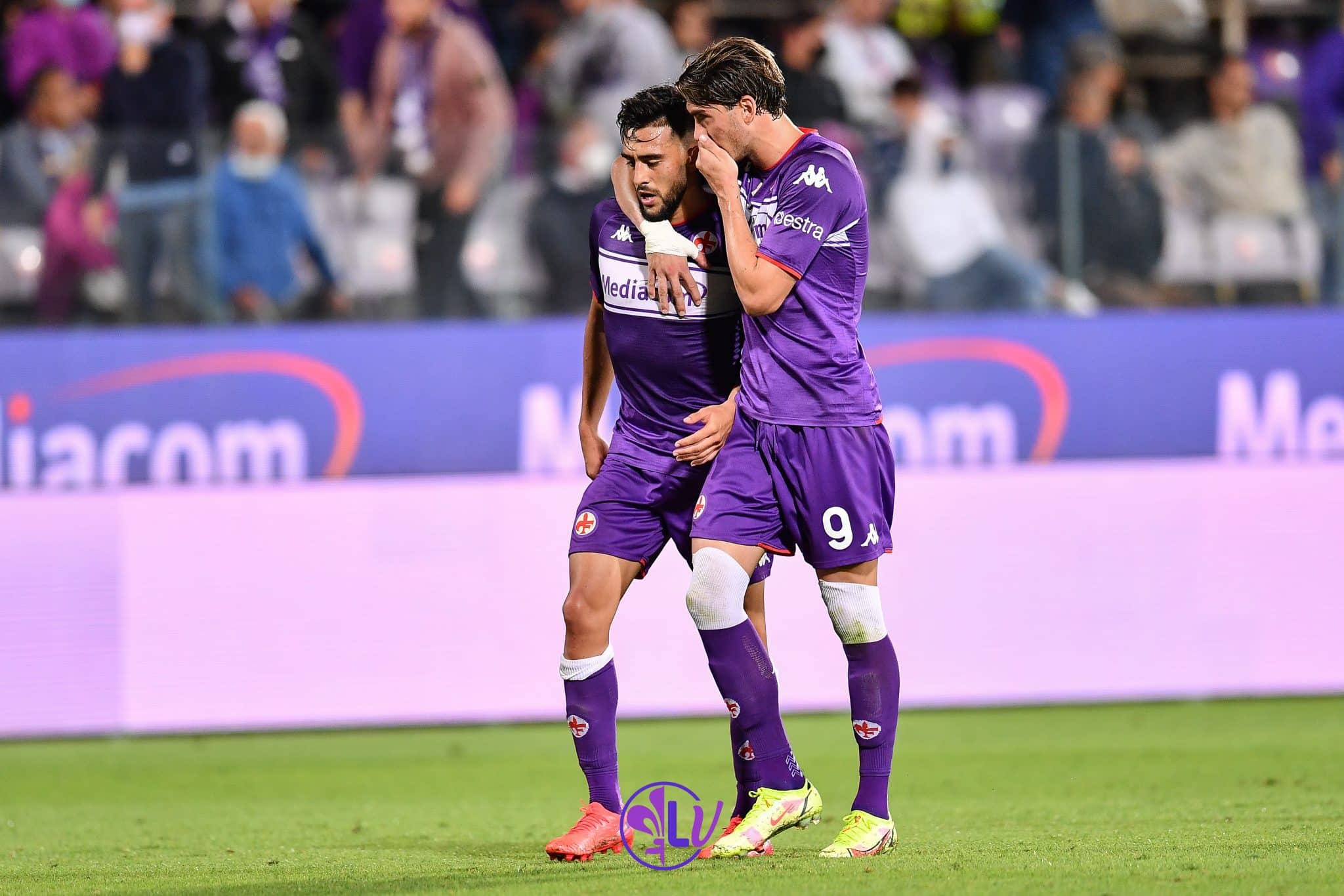 Dusan Vlahovic consola Nico Gonzalez espulso Firenze, stadio A.Franchi, 21.09.2021, Fiorentina-Inter, foto Lisa Guglielmi. Copyright Labaroviola.com