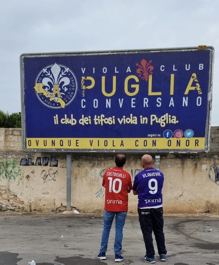 Il manifesto del Viola Club Conversano alla stazione di Bari