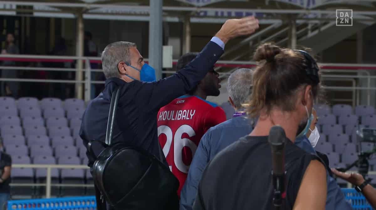 Insulti razzisti da un tifoso viola a Koulibaly: "Hai detto scimmia a me? Vieni qui a dirmelo"