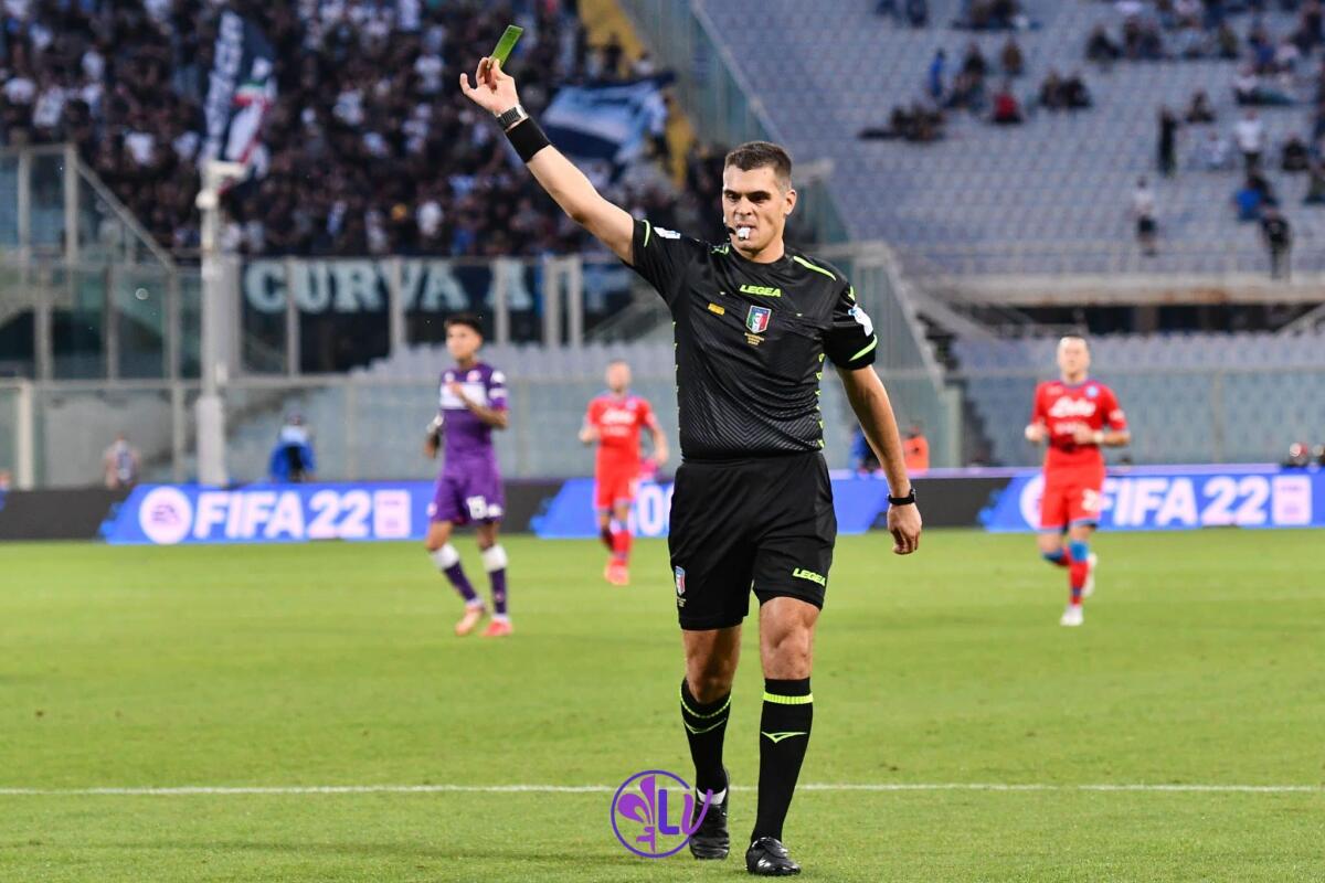 Designazione arbitrale, sarà Simone Sozza a dirigere Juventus-Fiorentina. Al Var Di Paolo e Baccini - L'arbitro Simone Sozza ammonisce Lucas Martinez Quarta e dà il rigore al Napoli