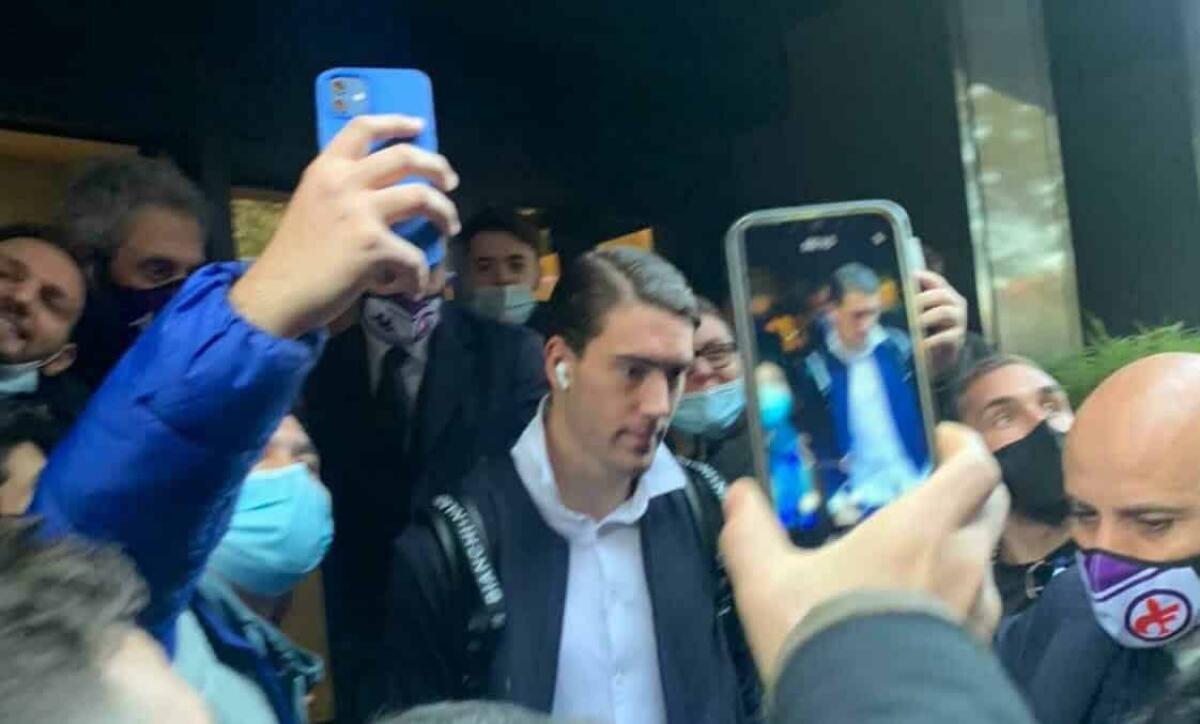 All'uscita dall'albergo della Fiorentina i tifosi bianconeri gridano a Vlahovic: "Vieni alla Juventus" - 