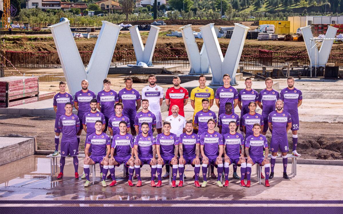 La suggestiva foto di squadra della Fiorentina nel cantiere del Viola Park in costruzione - 