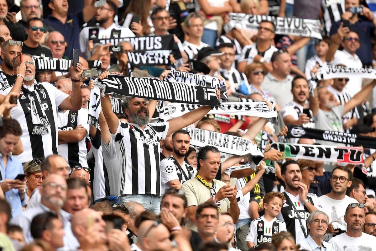 Juventus vince ma i tifosi bianconeri pensano alla Fiorentina, cori contro Firenze e i viola - 