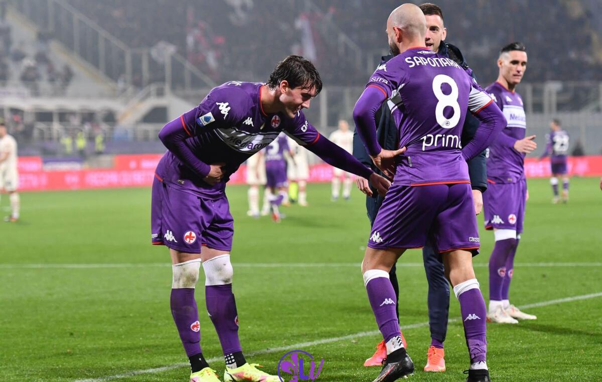 Notte da favola, adesso la Fiorentina può sognare l'Europa anche grazie mercato di gennaio - Dusan Vlahovic si inchina a Riccardo Saponara