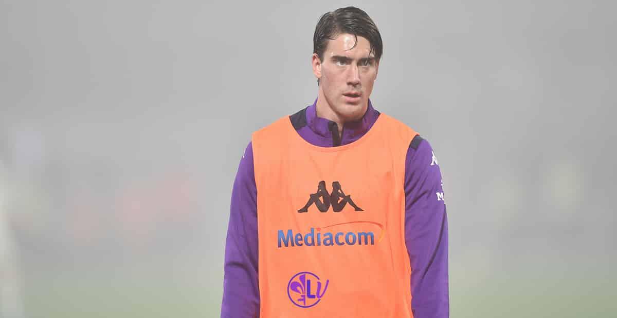 Vlahovic festeggia le 100 presenze. Ed il suo futuro? Premier, ma non solo, pazza di lui - Firenze, stadio A.Franchi, 20.11.2021, Fiorentina-Milan, foto Lisa Guglielmi. Copyright Labaroviola.com