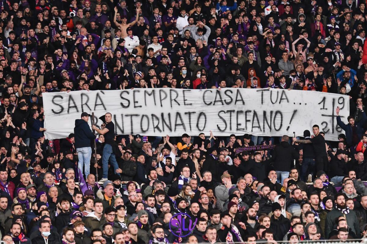 "Pioli uno di noi", la Curva Fiesole omaggia il mister del Milan che ringrazia salutando - Striscione per Stefano Pioli