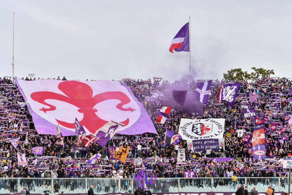La Curva Fiesole per il patron della Fiorentina: "Olè, olè, olè, Rocco". Lui scende e va a ringraziarli - Firenze, stadio A.Franchi, 24.10.2021, Fiorentina-Cagliari, foto Lisa Guglielmi. Copyright Labaroviola.com