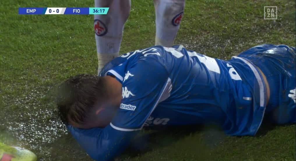 L'Empoli lascia un tombino arrugginito aperto a bordo campo e Zurkowski si fa molto male